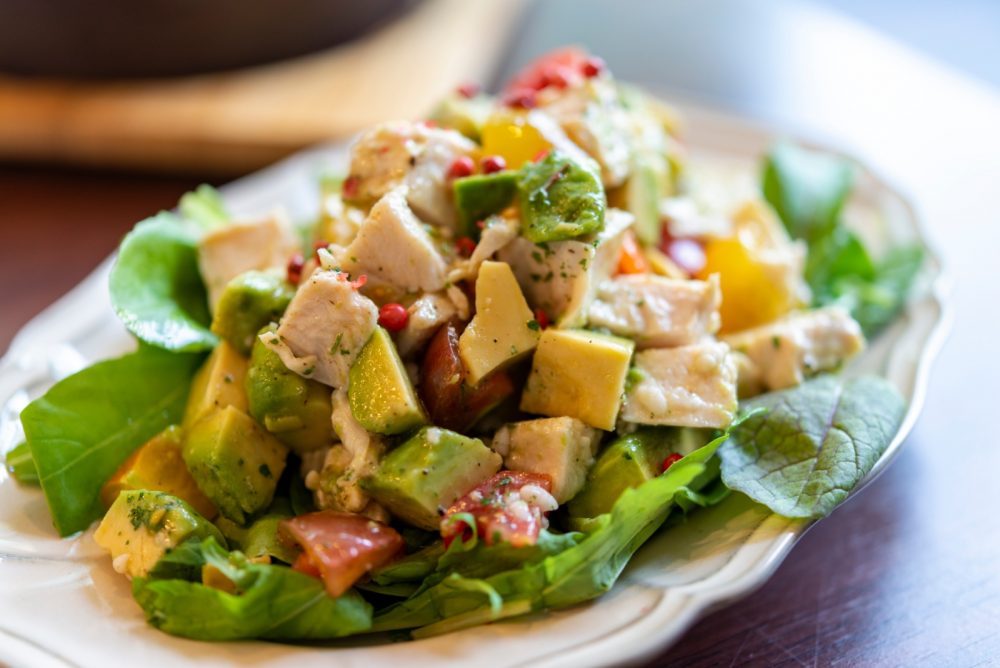 アボカドと塩こうじチキンのサラダ
