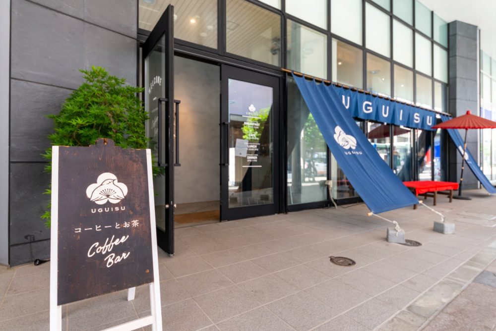 青い暖簾が目印