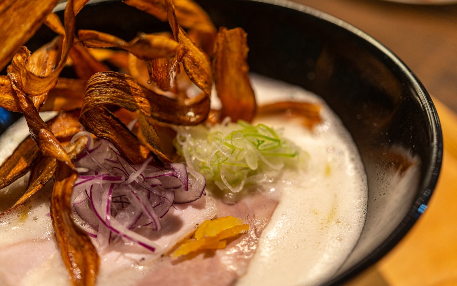 4つの顔を持つレストラン、落ち着いた店内でお昼にはラーメン