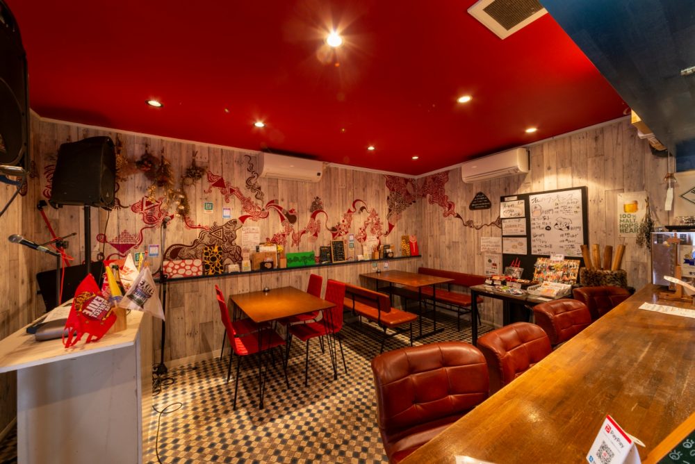 レトロモダンな雰囲気の内観