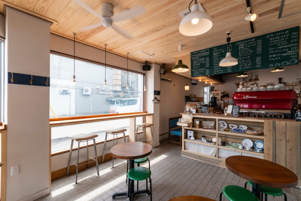 大きな窓から光が差し込む明るい店内