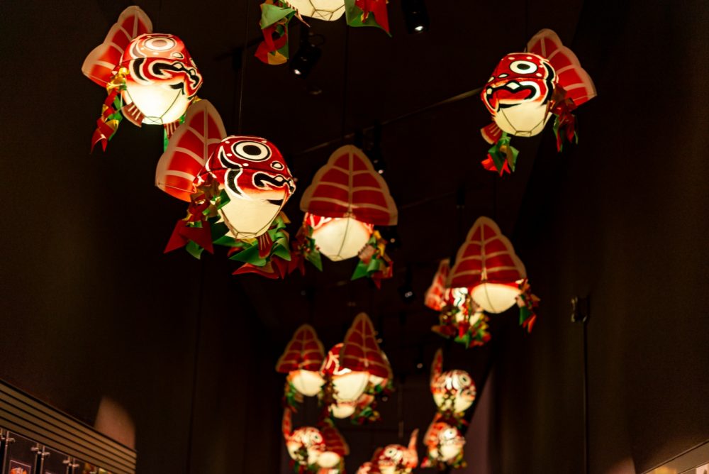 かわいらしく灯る金魚たち