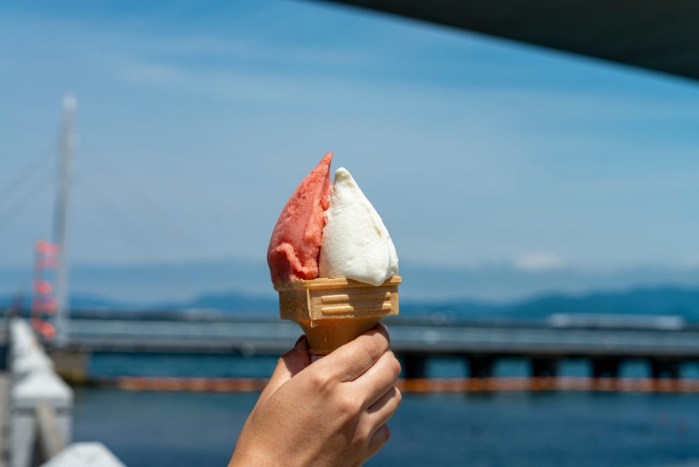 甘酸っぱい苺とやさしいミルクのダブル。青い空・海とともに。