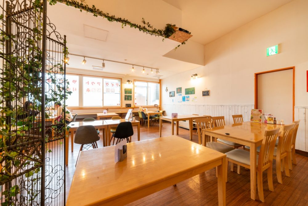 明るく広い店内