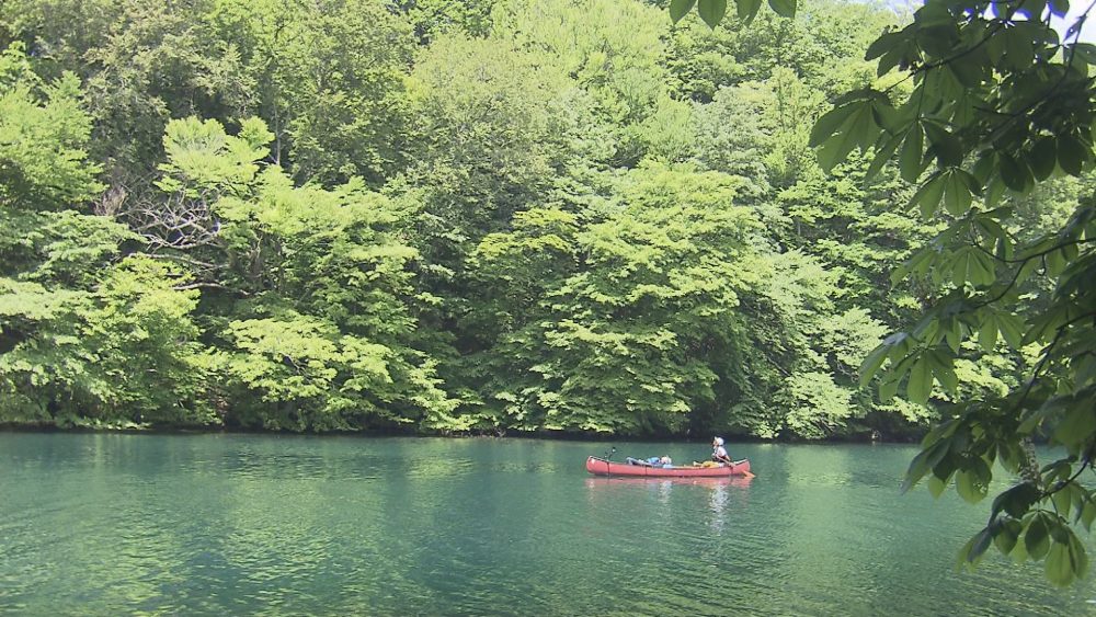 カヌーに乗って、神秘の湖・十和田湖を体感