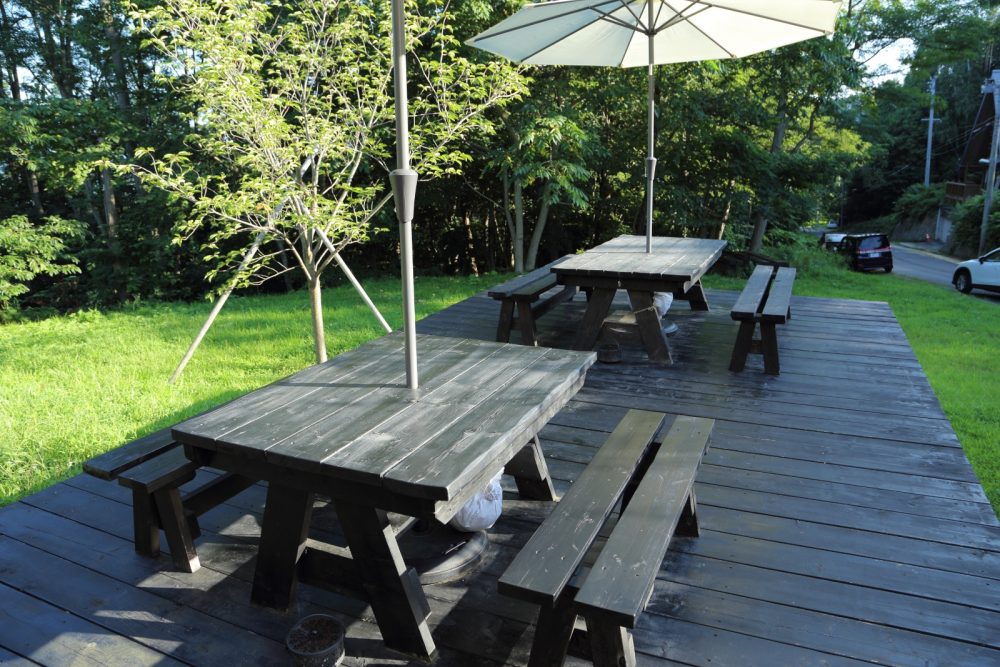 外にはテラス席が