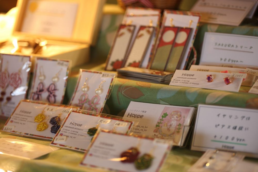 人気の水引アクセサリーはその場でオリジナル作成もできます