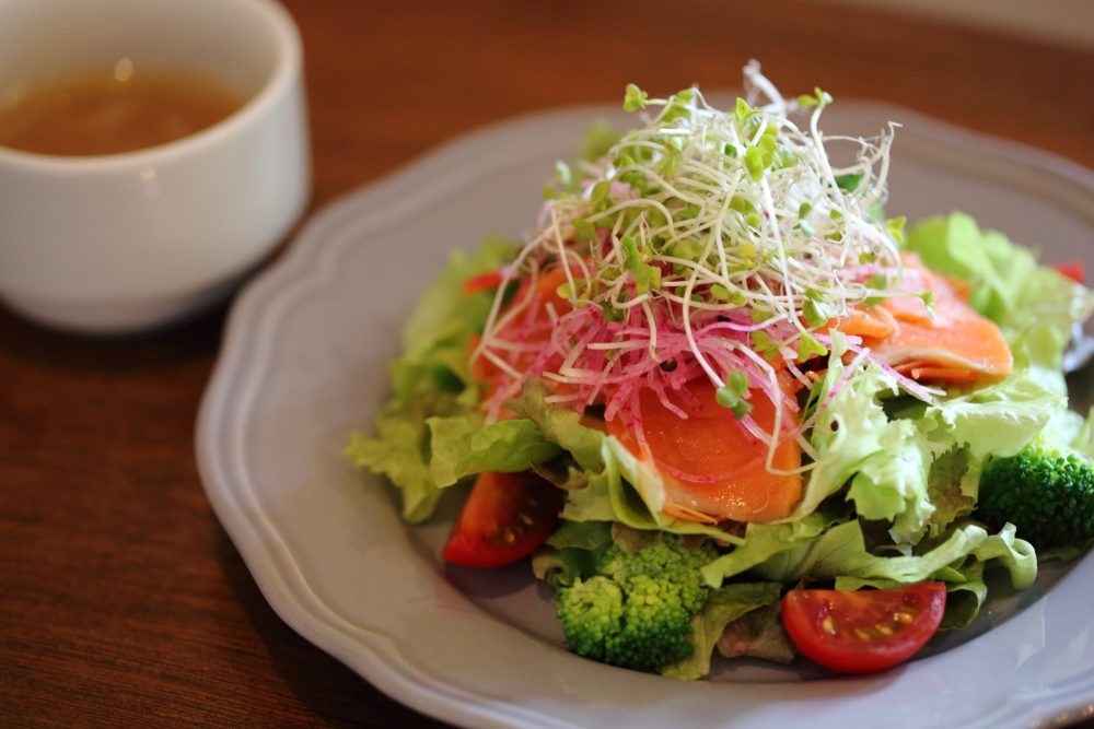 彩も鮮やかな「スモークサーモンのサラダ」は気分もあがる