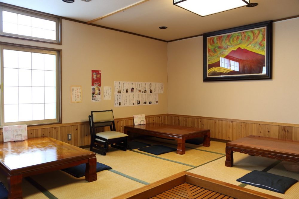 奥に座敷のお席も