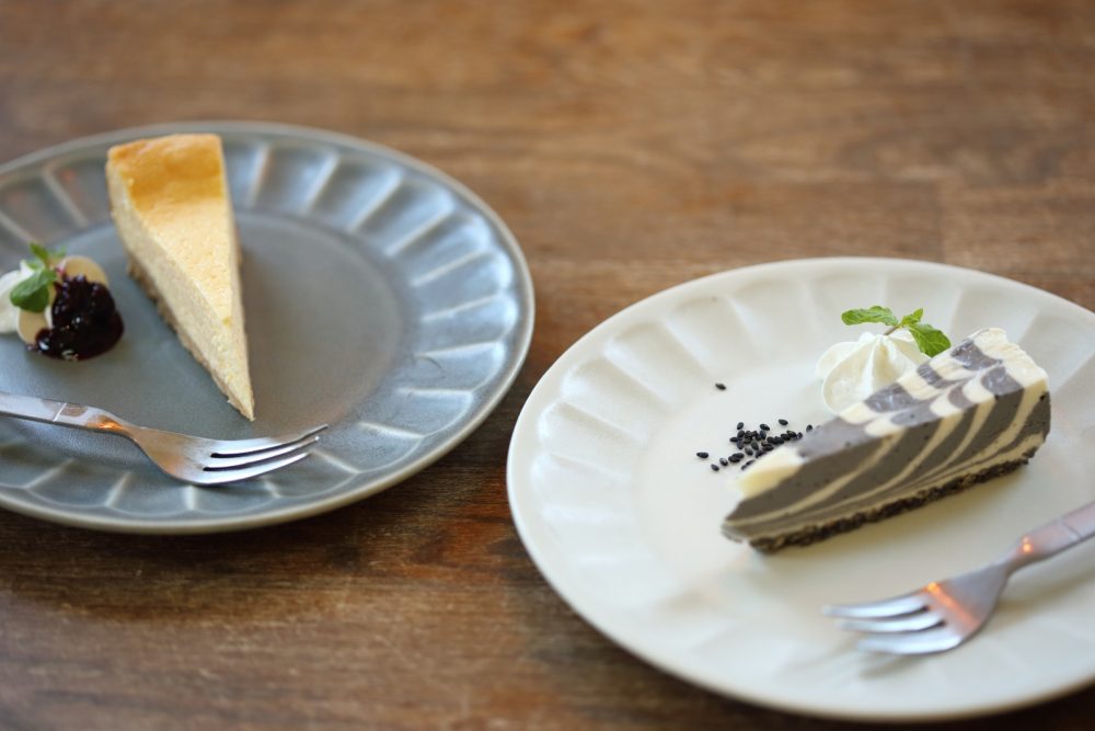右は「黒ゴマのレアチーズケーキ」