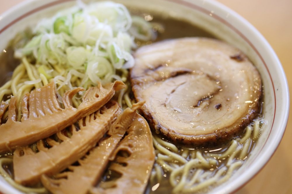 食感も楽しめる「冬筍（とんすん）」と呼ばれるタケノコを煮しめたメンマ