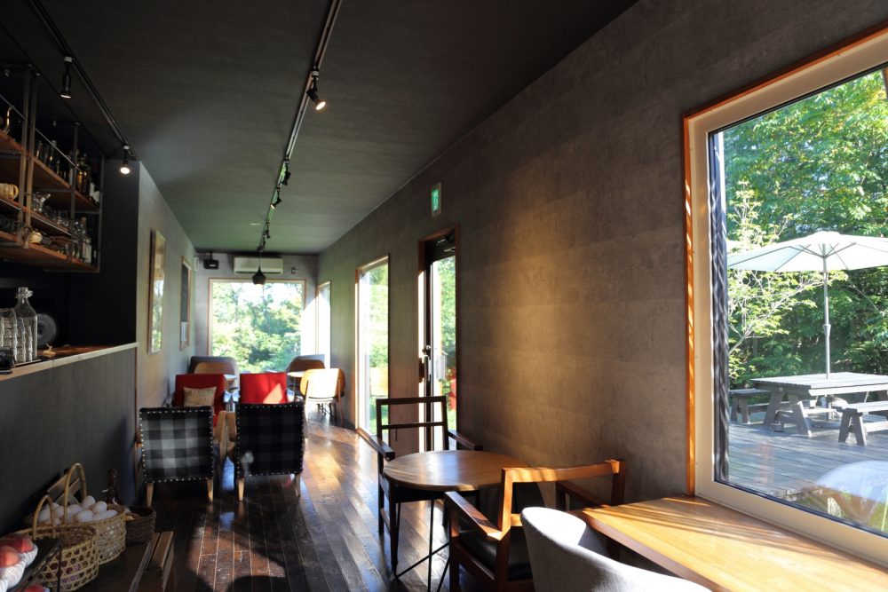 大きな窓から景色も楽しめます