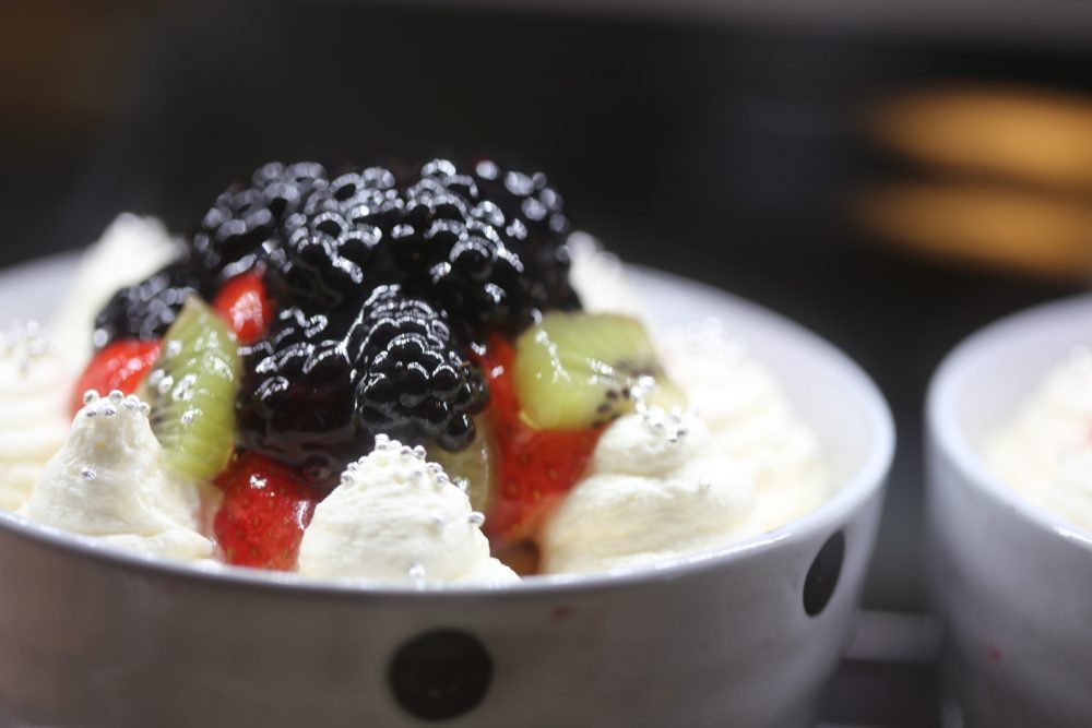 「丼プリン」には季節のフルーツトッピングver.も