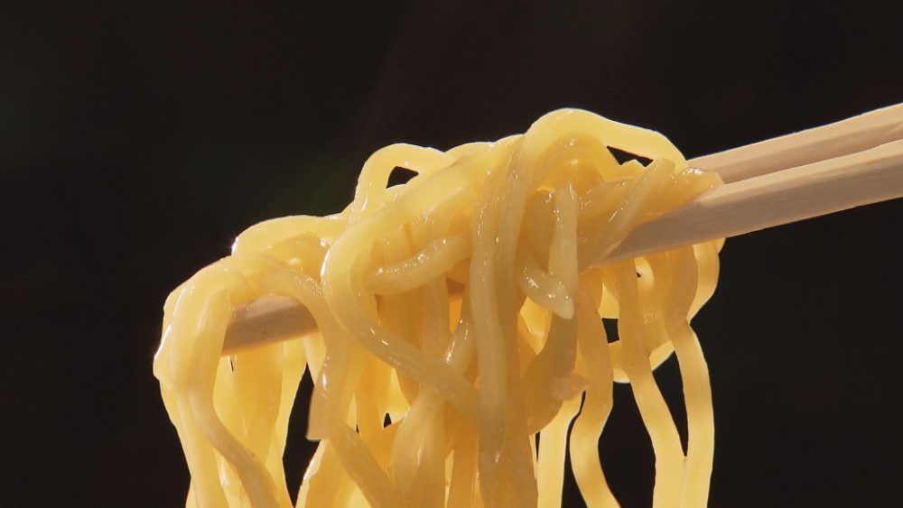 スープと相性抜群の中太麺