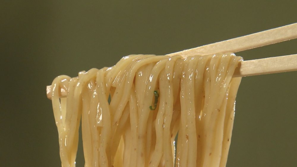 麺は全粒粉の中細ストレート