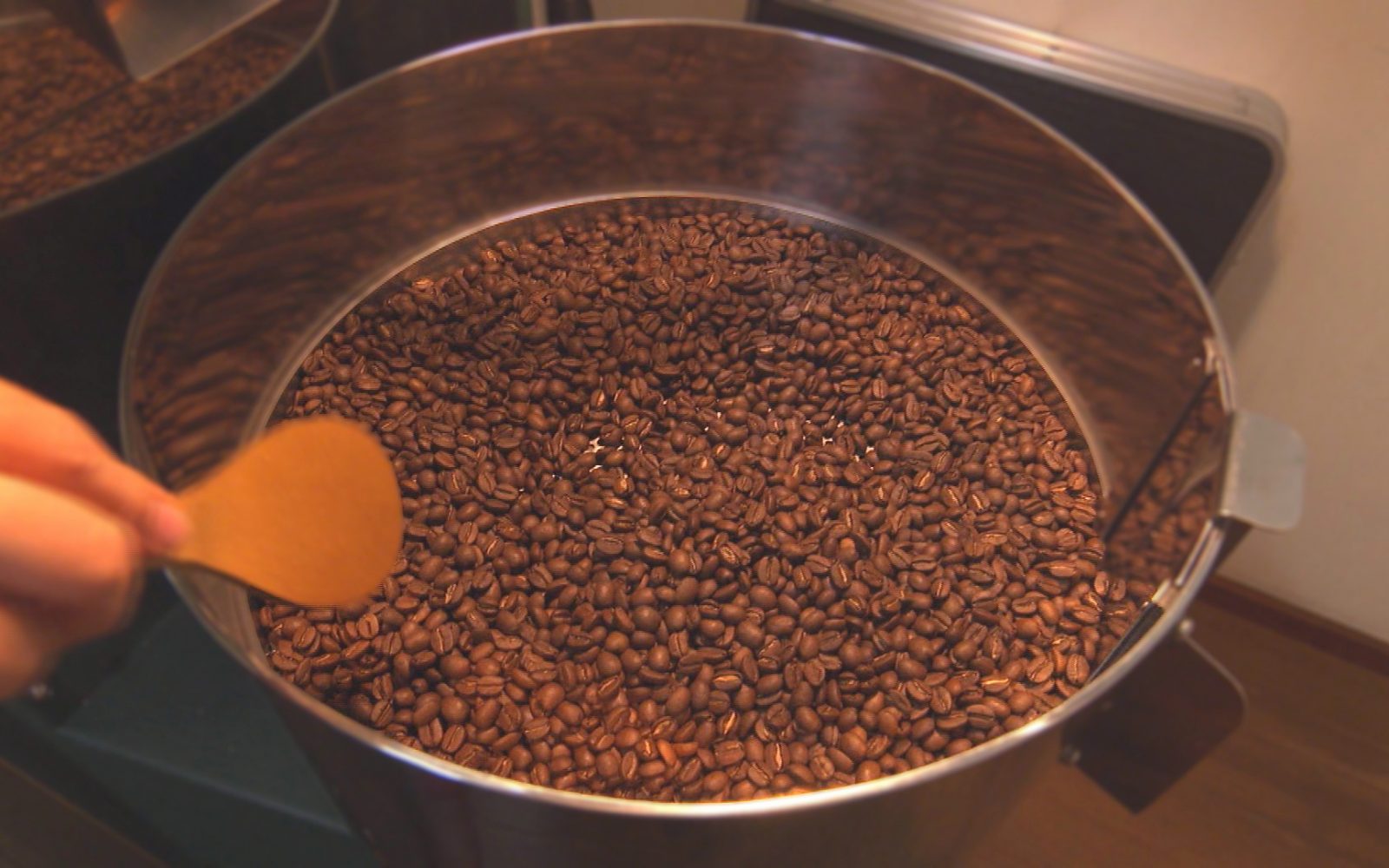 畑の中にぽつんと佇む自家焙煎コーヒー豆販売店