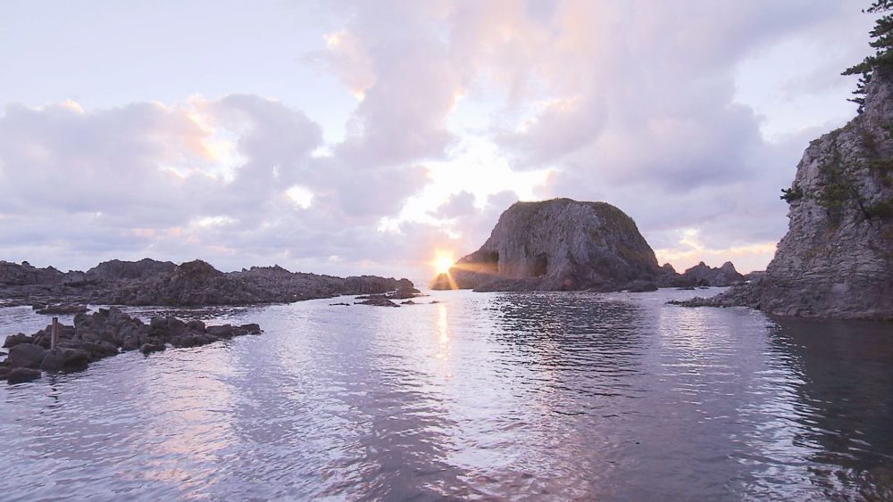 日本海に臨む、自然が生み出すエネルギーを感じられる絶景