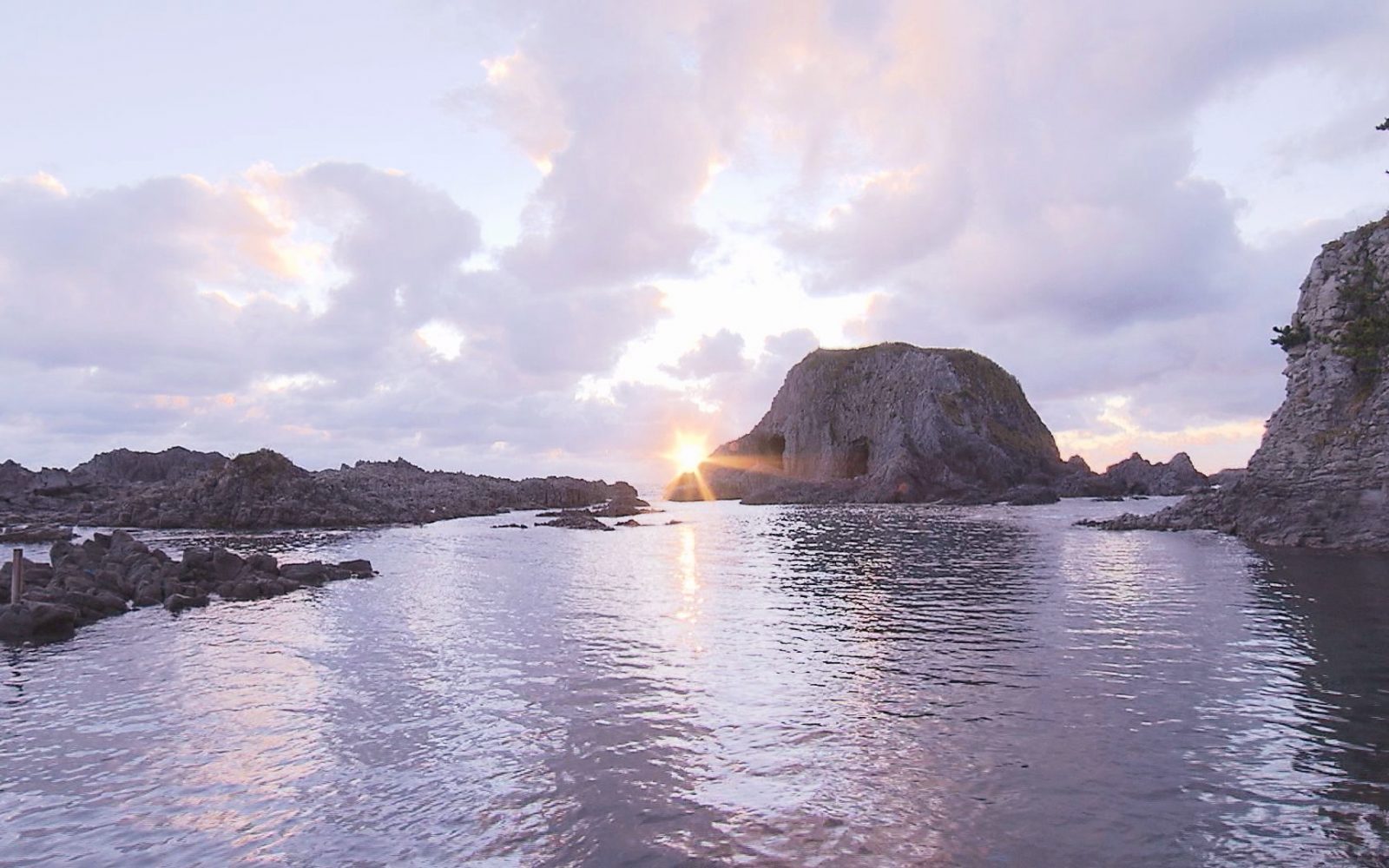 日本海に臨む、自然が生み出すエネルギーを感じられる絶景