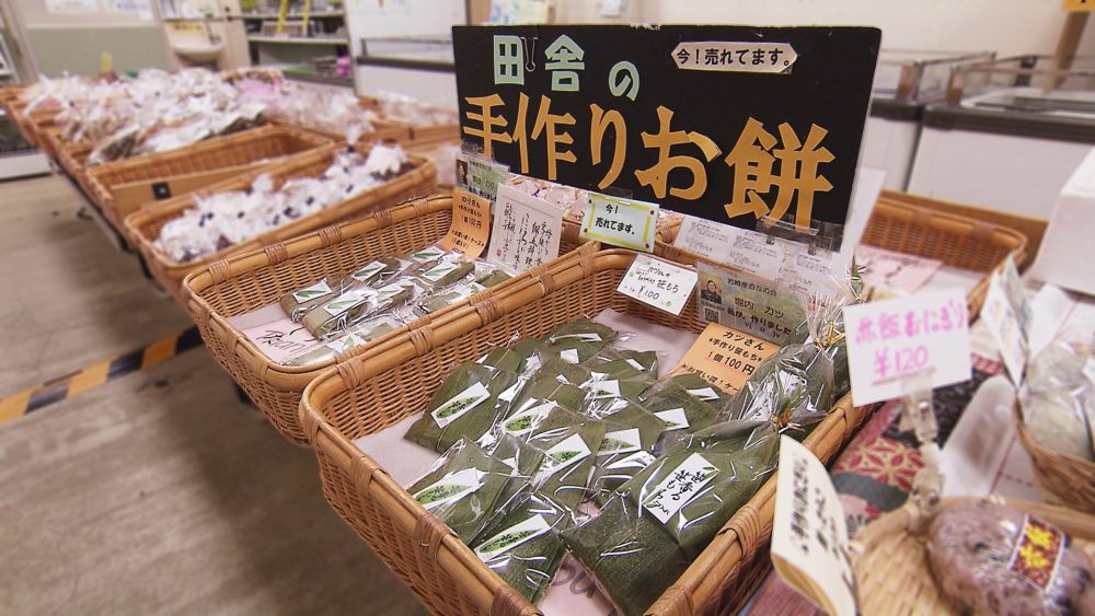 地元野菜やお菓子も並んで