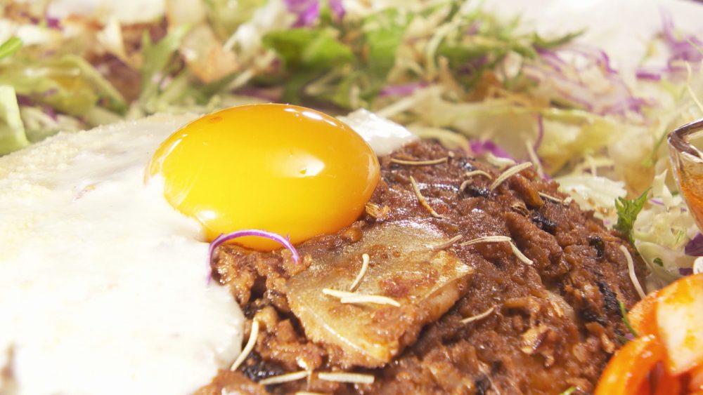 多彩なトッピングとともにいただく狙いをつけたスパイスカレー