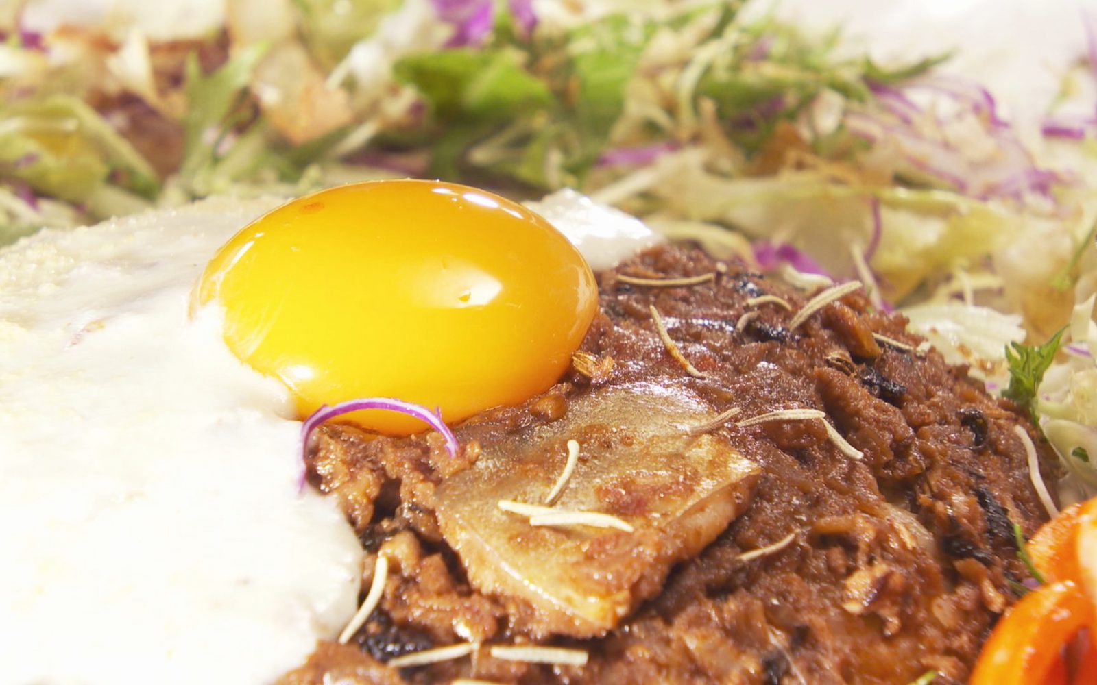 多彩なトッピングとともにいただく狙いをつけたスパイスカレー