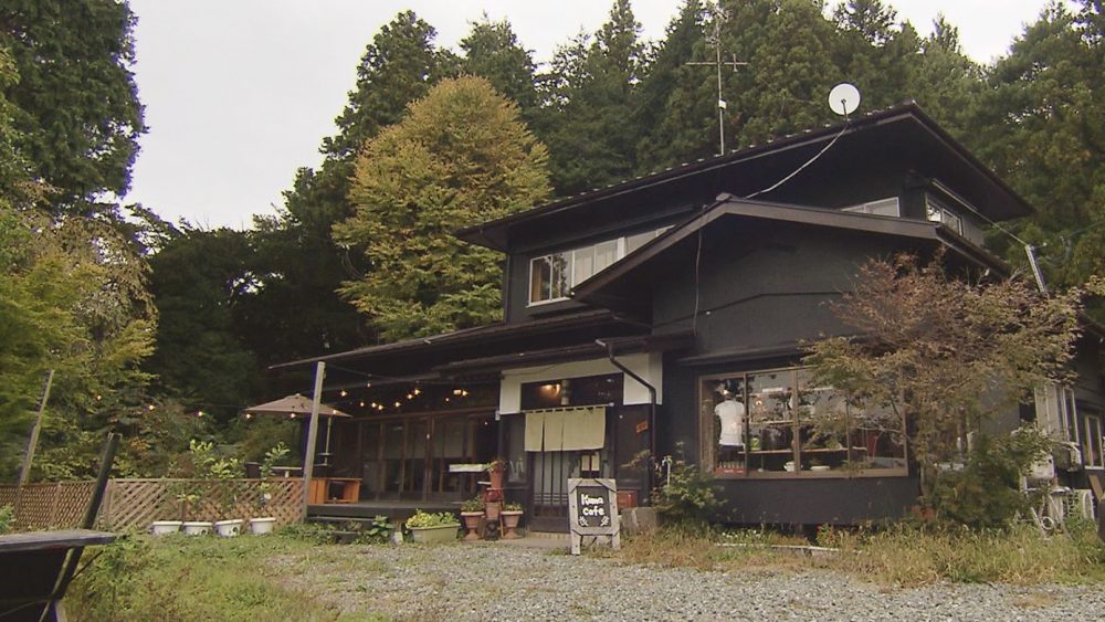 外にはテラス席も