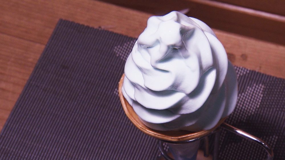 ヨーグルト風味のさっぱりとした青いソフトクリーム