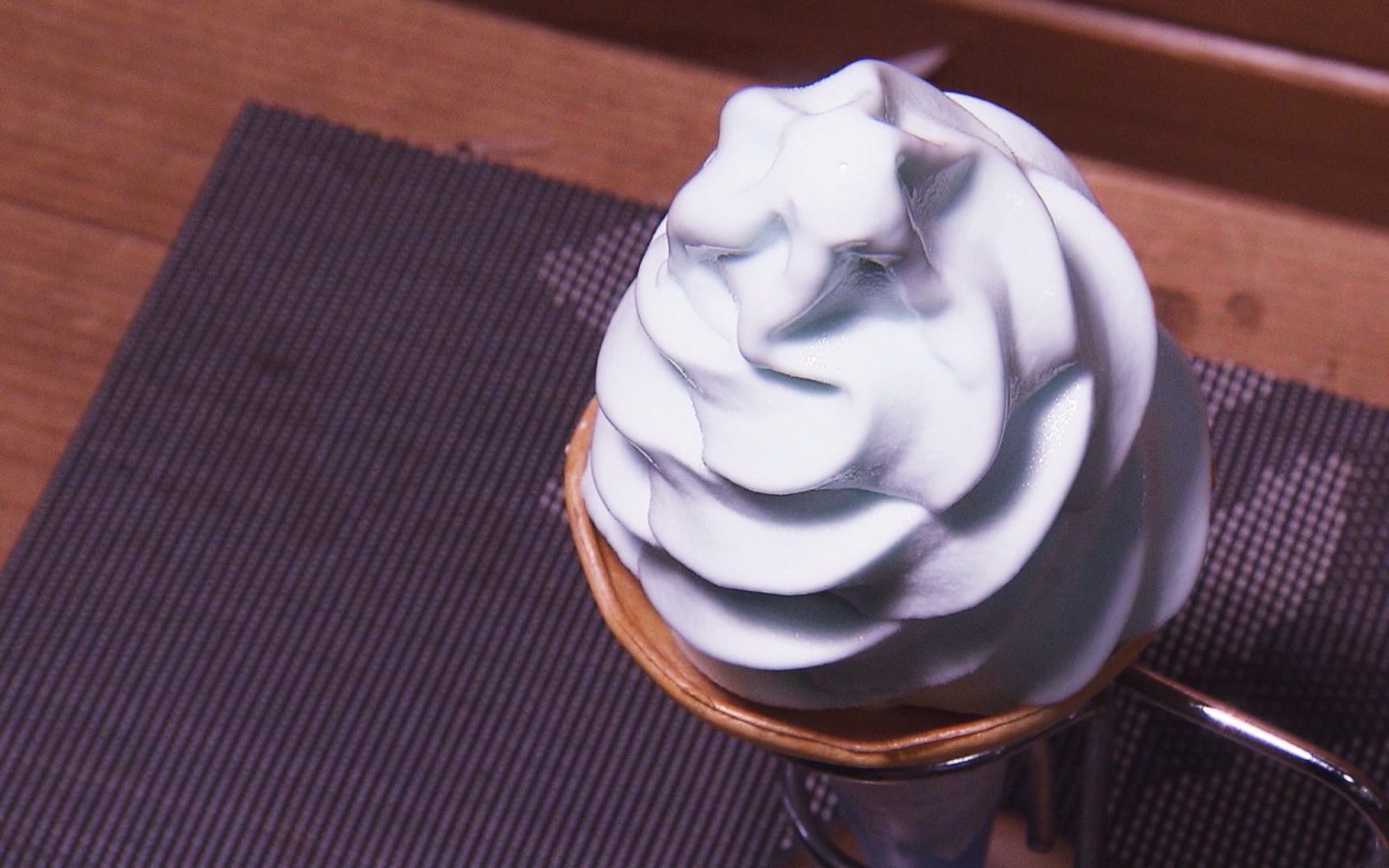 ヨーグルト風味のさっぱりとした青いソフトクリーム