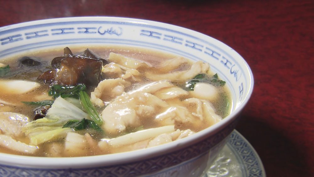 秘伝のしょうゆだれに鶏と豚が印象的なスープの「五目そば」