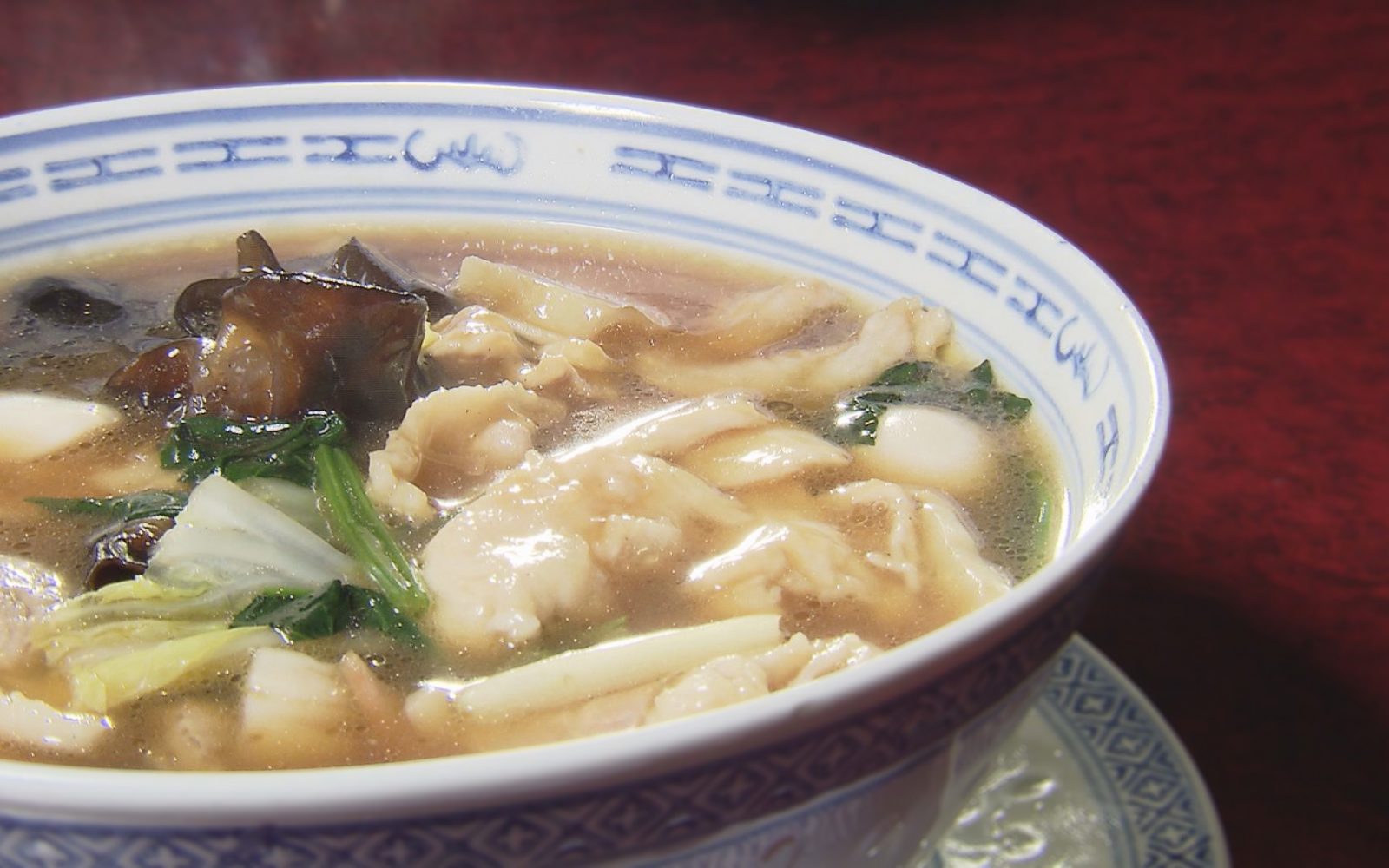 秘伝のしょうゆだれに鶏と豚が印象的なスープの「五目そば」