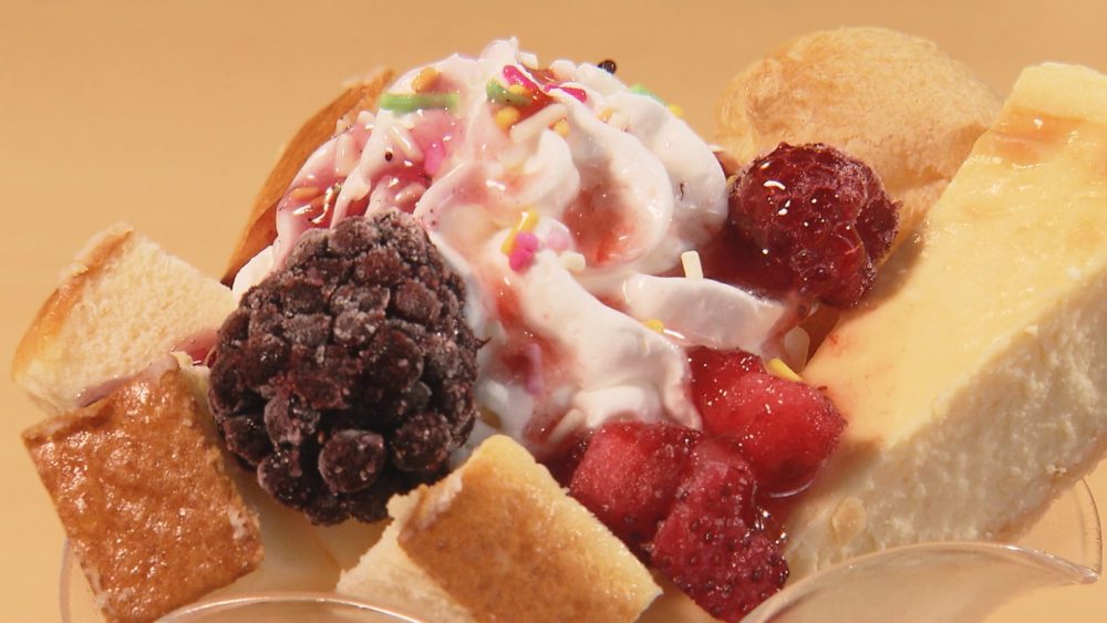 フルーツにしっとりチーズケーキ