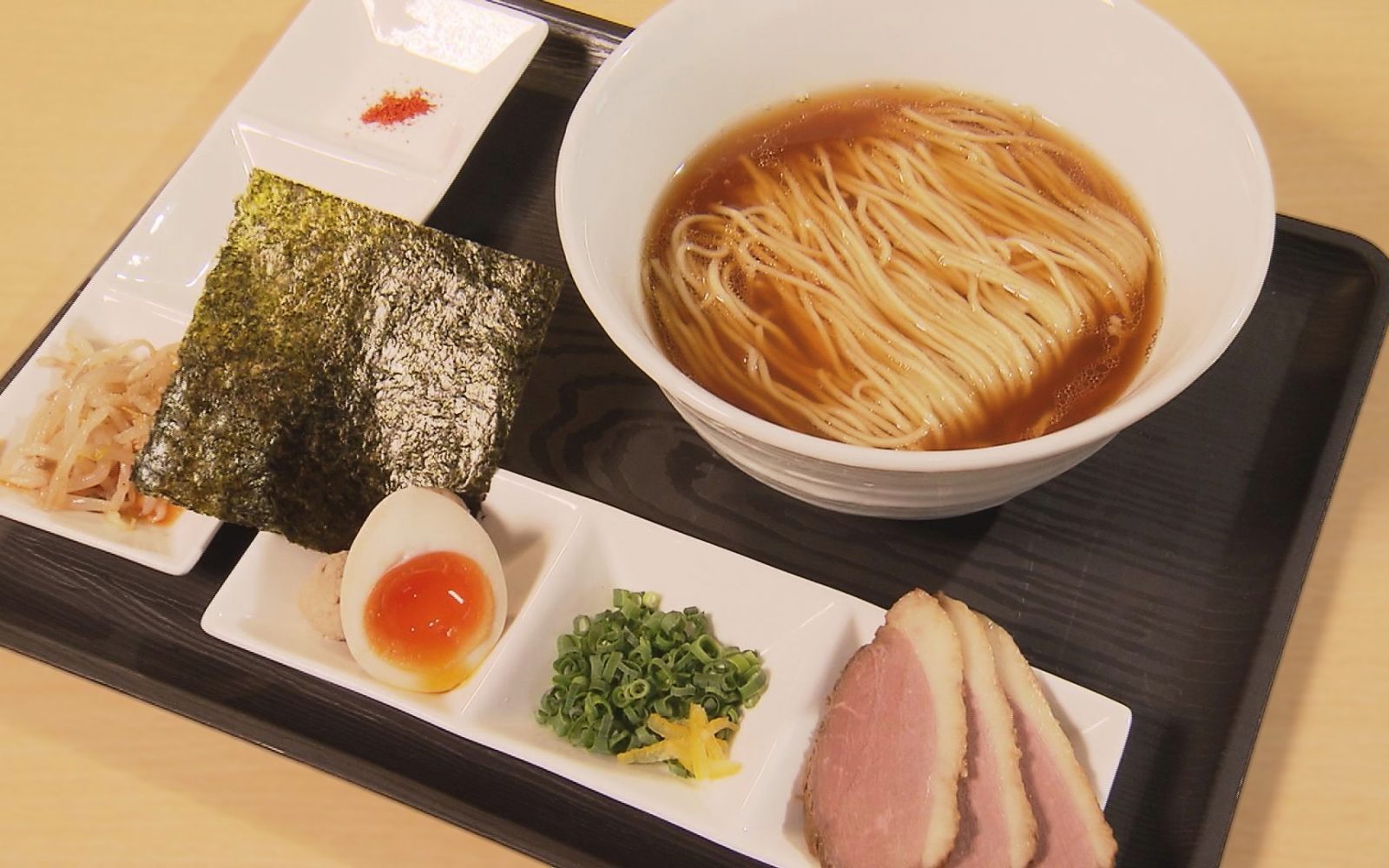 自由に後のせニューヨークスタイルの上品な鴨の旨みたっぷりラーメン