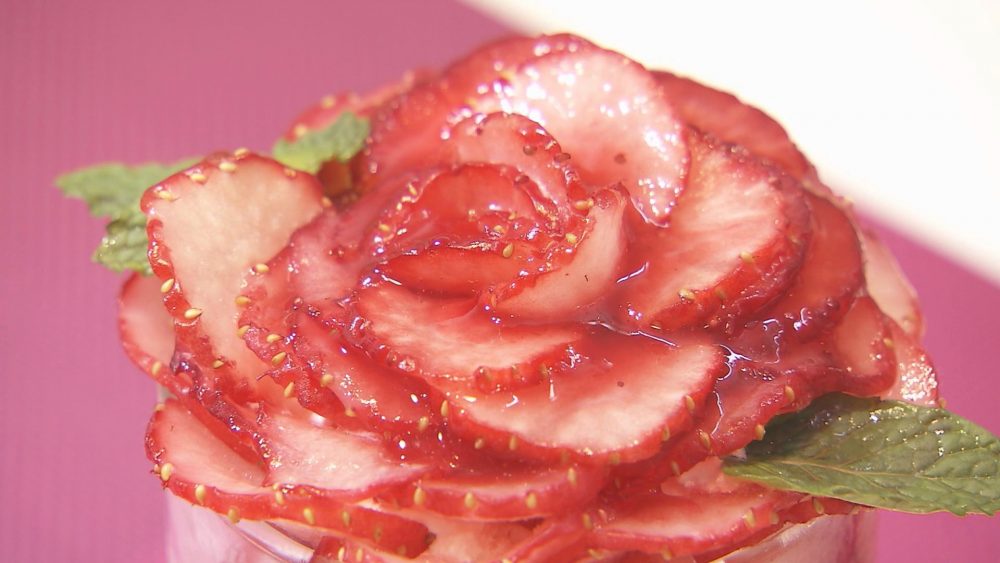 苺のバラにソースたっぷり