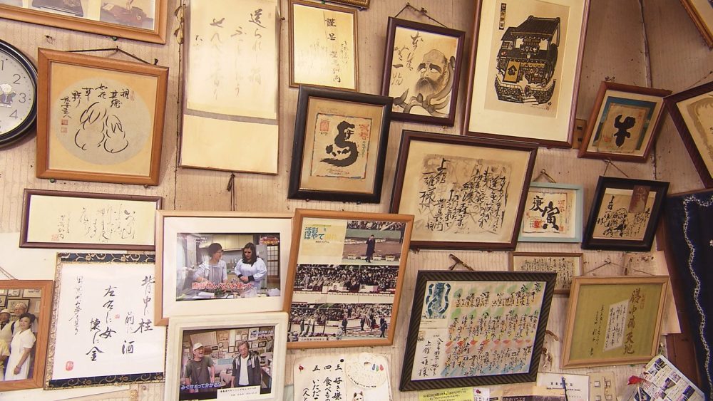 店内にはたくさんの額縁