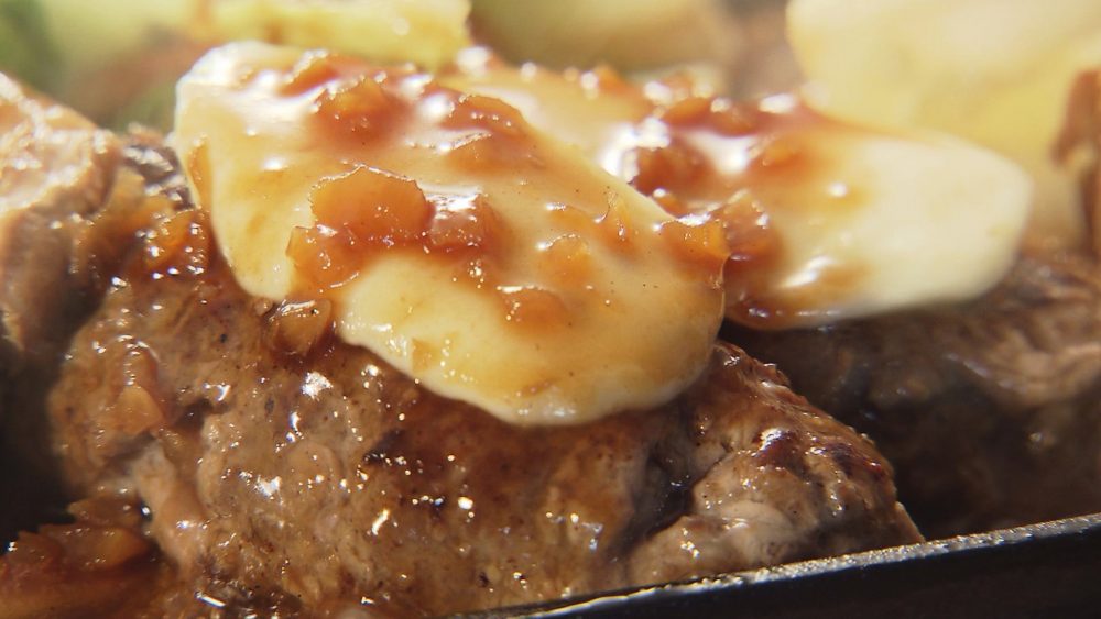 チーズをトッピング