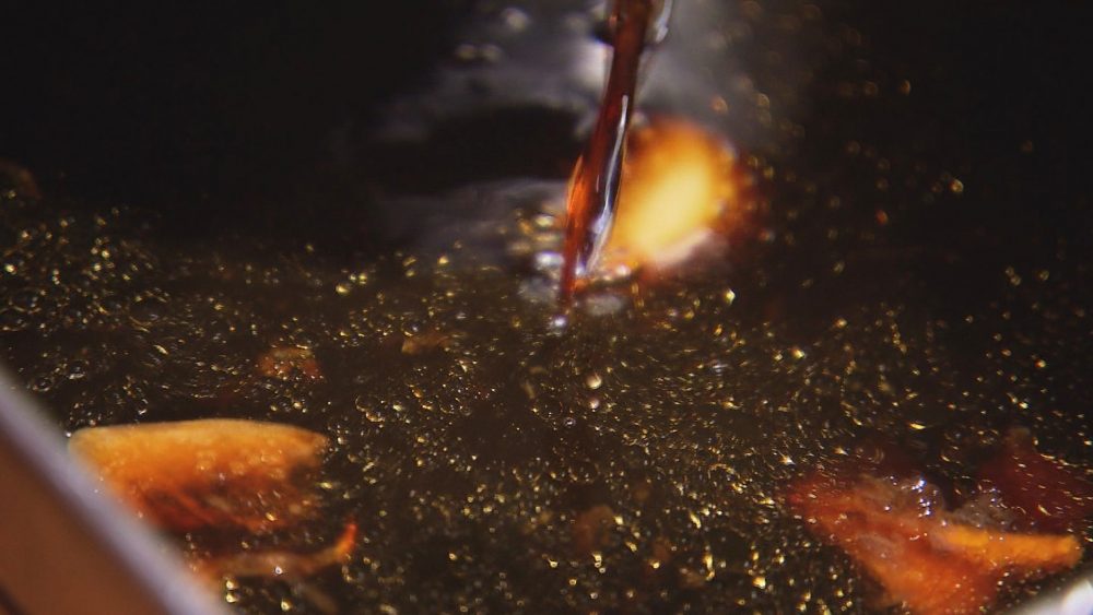 醤油ベースのソースに付けて