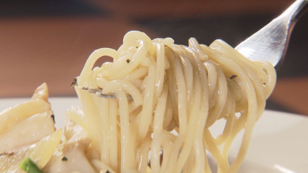 旨みが濃縮したスープに絡めて