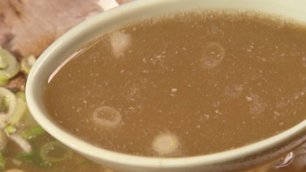 煮干しに豚骨の甘みが