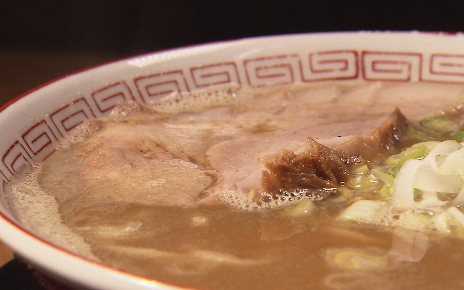 平子煮干しの上品な風味のスープに、特徴的な食感の自家製麺が印象的な一杯