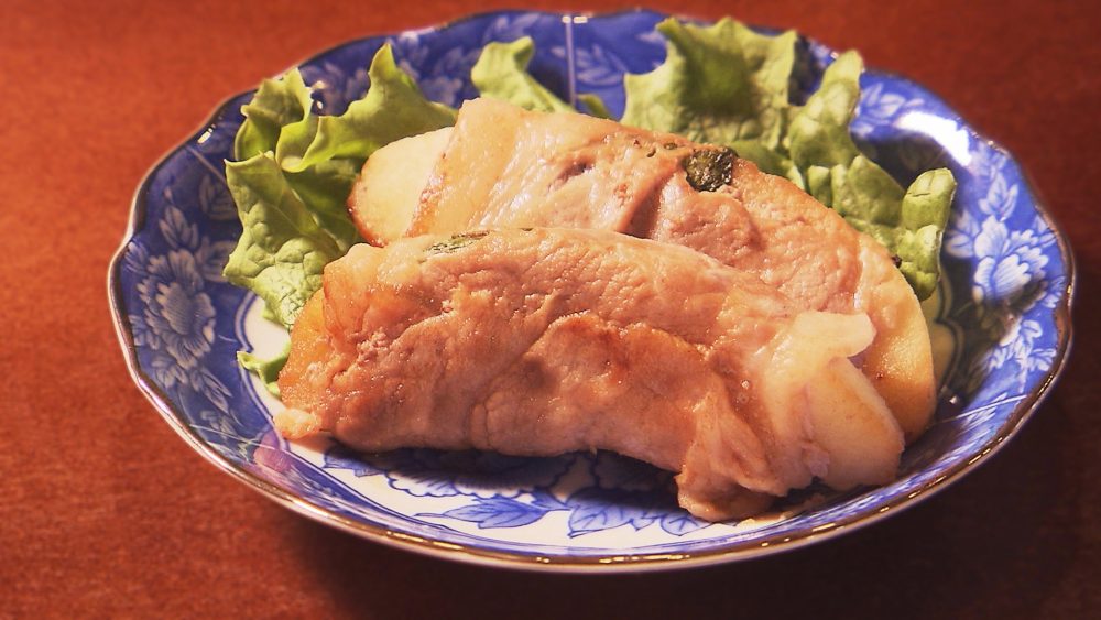 りんごに豚肉と紫蘇を巻いて