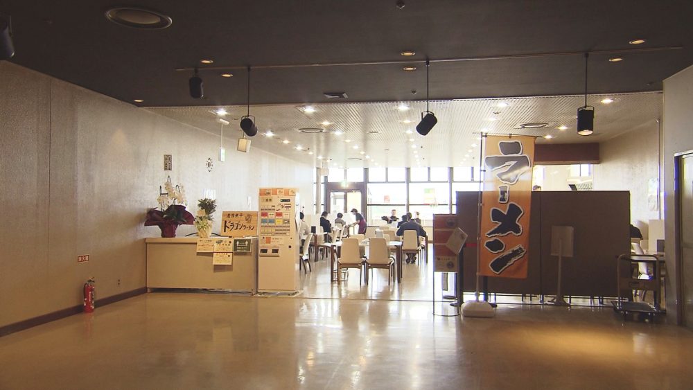 八戸市公会堂内