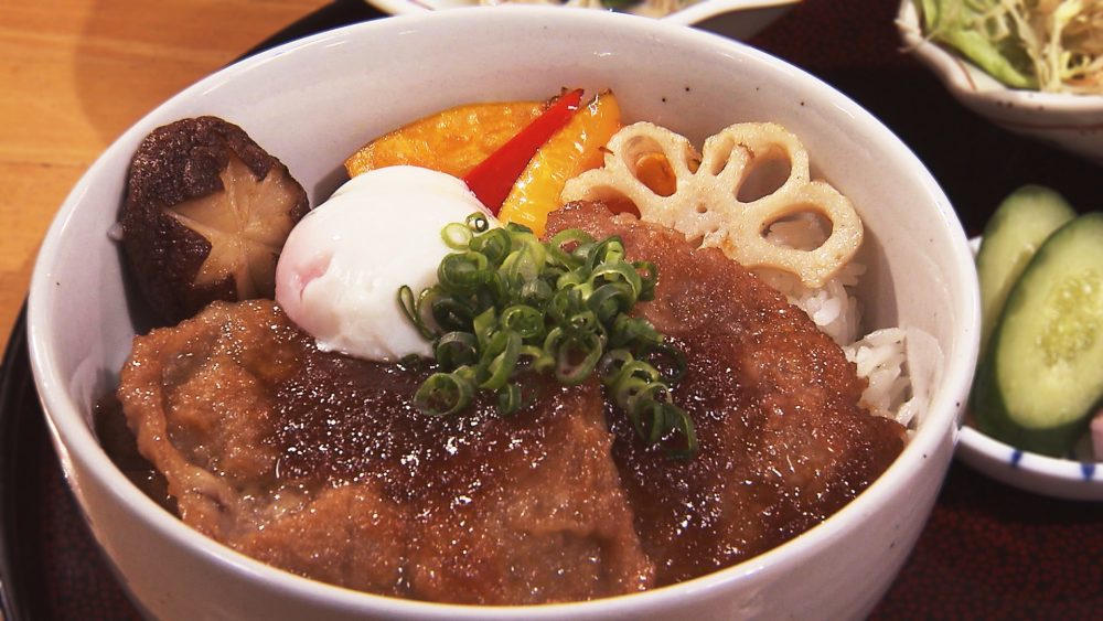 奥入瀬ガーリックポークを使ったボリューム満点お肉のどんぶり