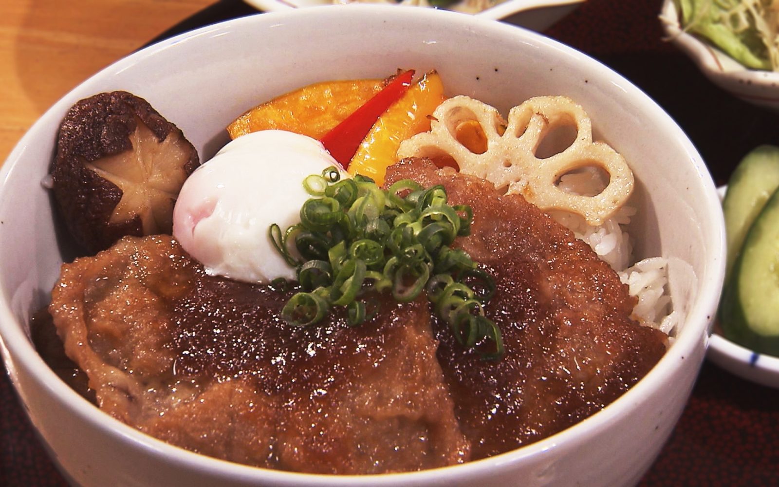 奥入瀬ガーリックポークを使ったボリューム満点お肉のどんぶり