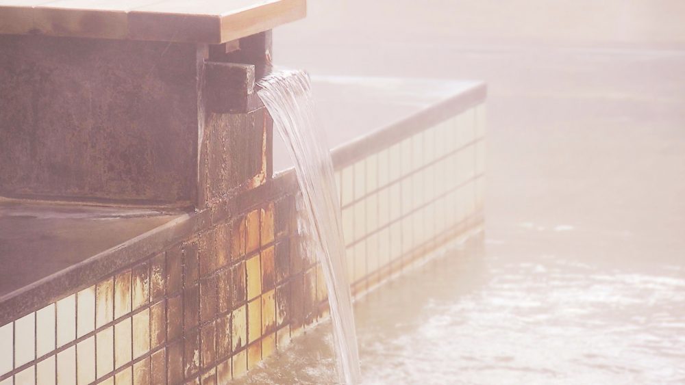 家族風呂もあり！熱めのお湯が特徴の源泉かけ流しの湯