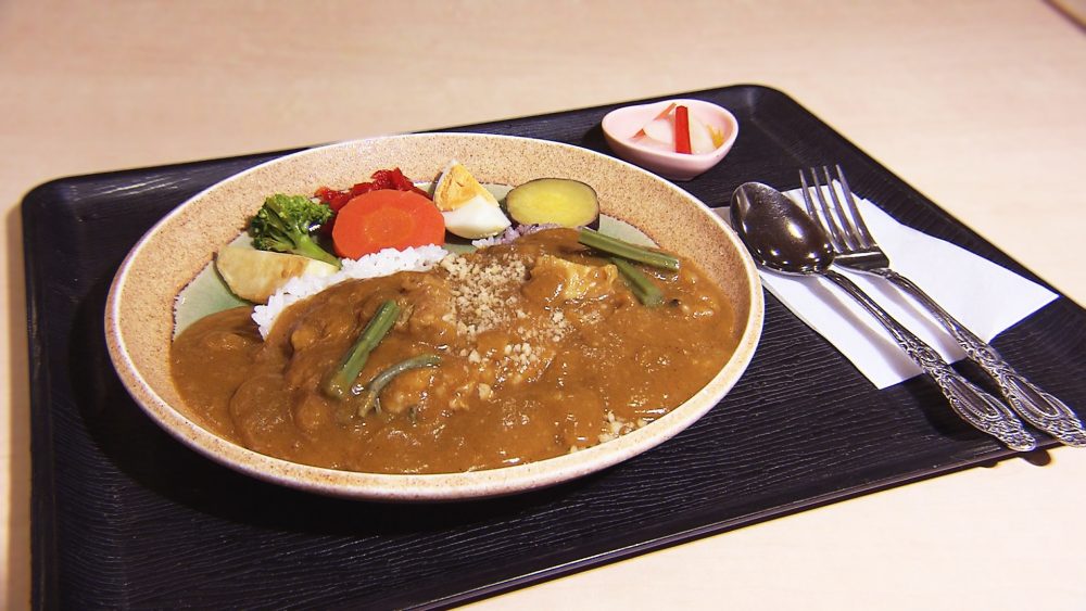 具にはわらび！トッピングはクルミのオリジナルカレー