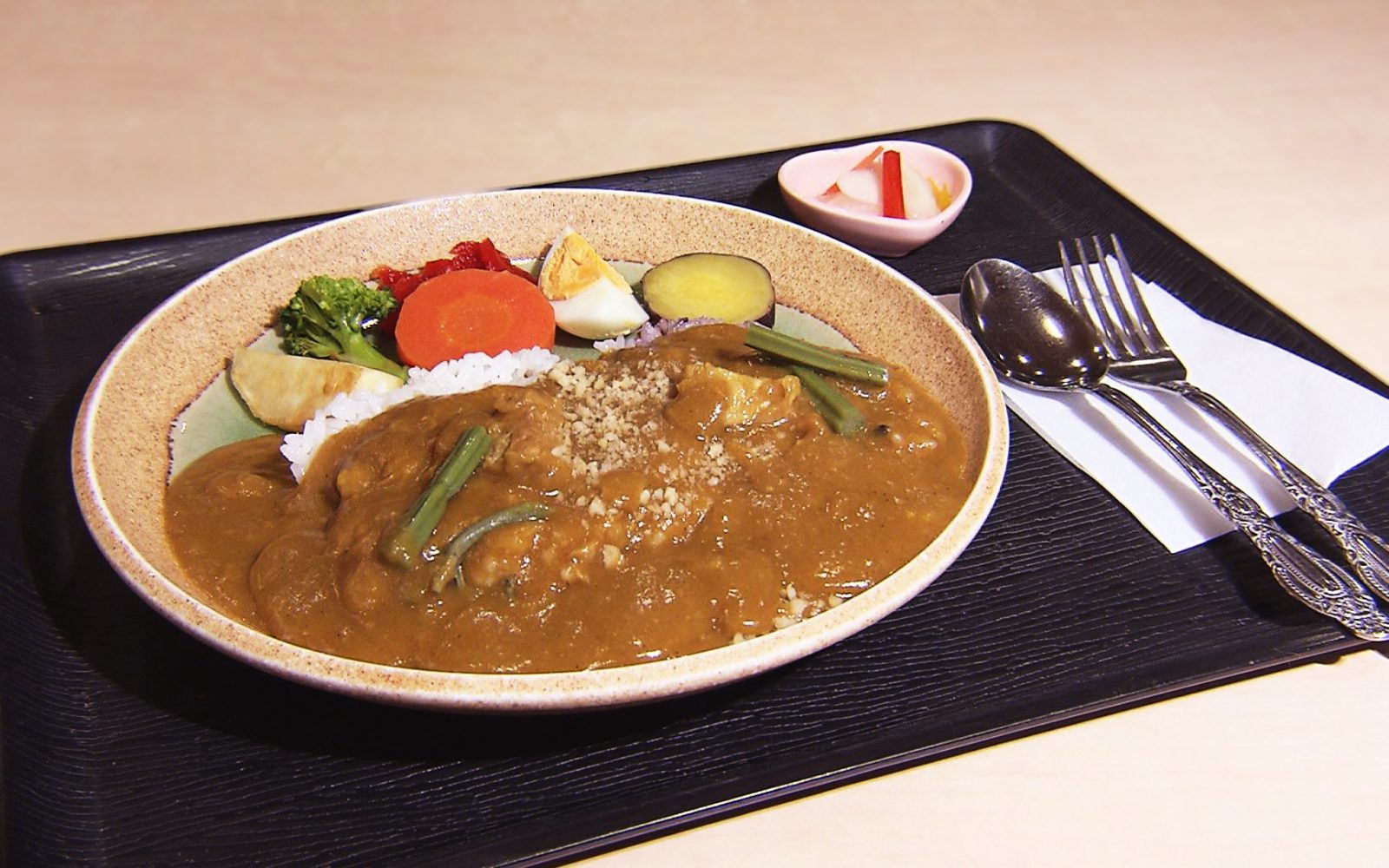 具にはわらび！トッピングはクルミのオリジナルカレー
