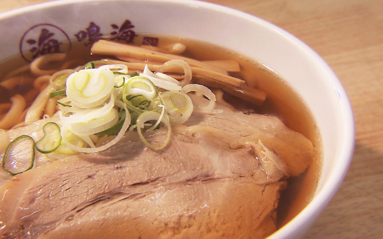 青森市で愛される味！魚だしがきいたスープに極太の手打ち麺が印象的な一杯