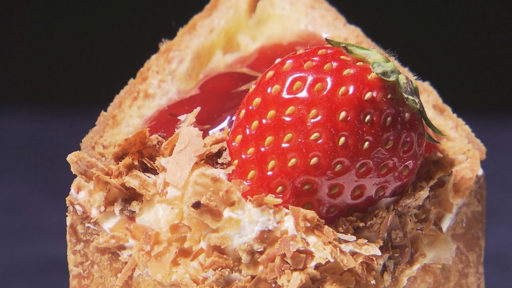 ひょっこり顔を出す苺