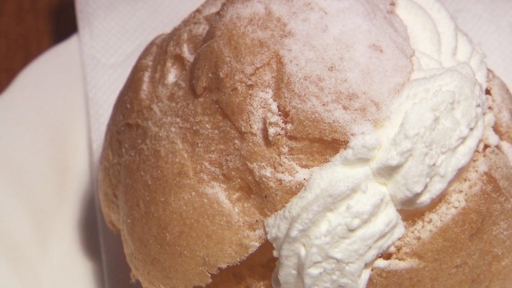 おススメはシュークリーム！およそ50種類の和洋菓子が並ぶお菓子店