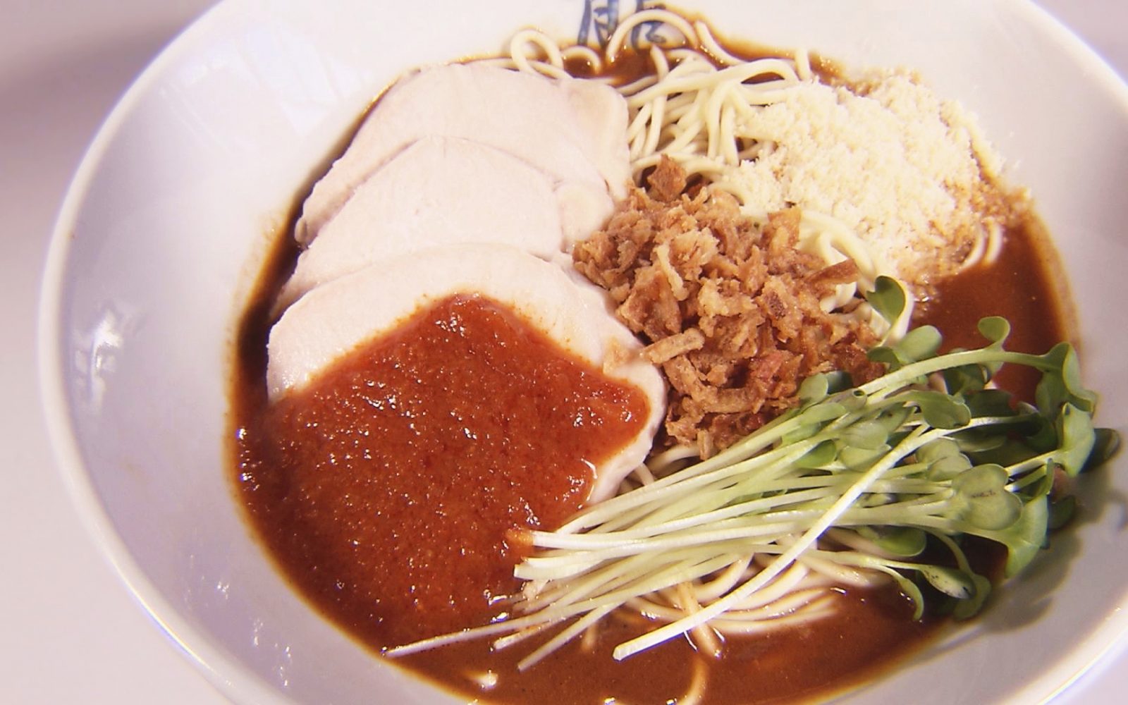 パスタの上品さとラーメンの良さを兼ね備えた新しい一杯「トマニボ」